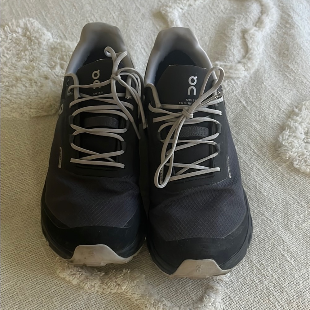 On Running Black and White Athletic Shoes Sleek Design